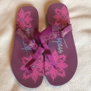 NWT Cute Trespass flip flops